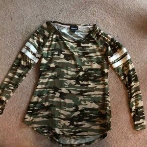 Camouflage-print long sleeve tee
